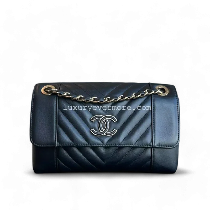 Chanel Lightweight Handbag for Daily ErrandsChanel Seasonal Flap - Calfskin Quilted Small Daily Chevron Flap Black Sereis 27