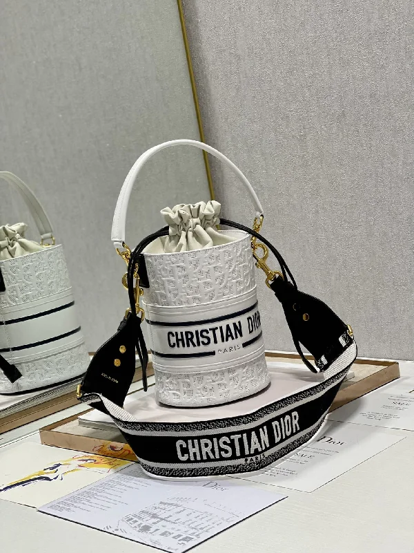 Luxury Christian Dior crossbody bags with a chain - link strapChristian Dior Bags  631